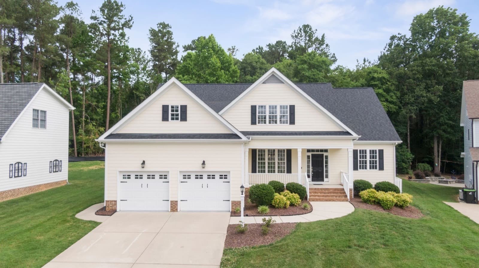 HVAC service in Kenly, North Carolina: North Carolina home with landscaped yard